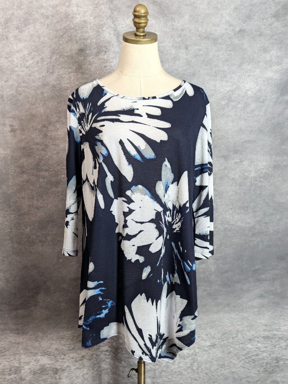 Clara Sun woo Bold Floral SharkBite Tunic Artsy Liquid Knit Tunic L Wrinkle Free